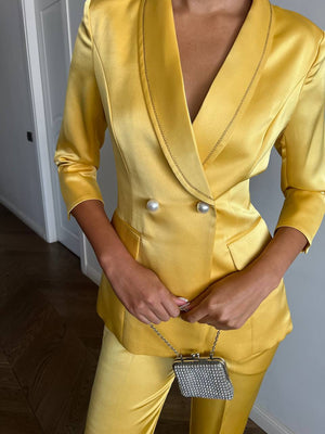 Serena yellow suit